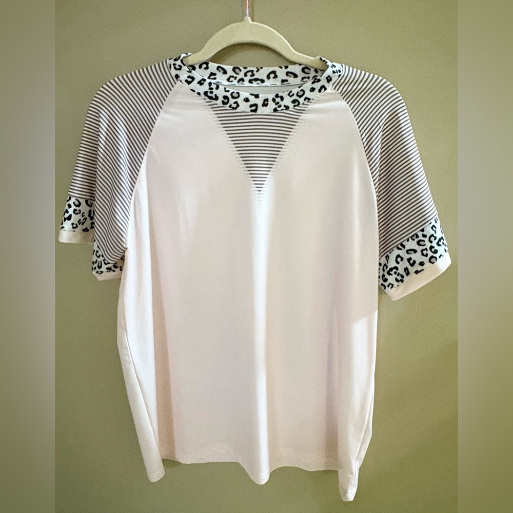 Marked down! Belinda K size medium short-sleeve top, EUC